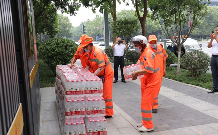 為環衛工人送上礦泉水.jpg